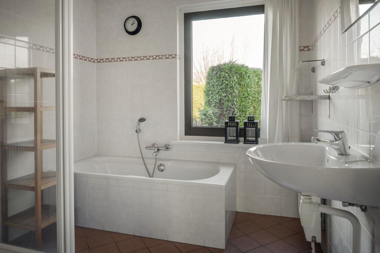 Wellnesshuis Met Hottub, Ligbad En Grote Tuin Villa Tzummarum Kültér fotó